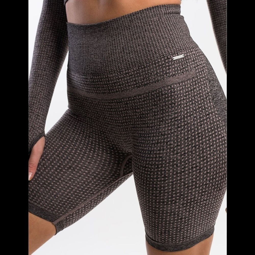 Echo sensory seamless shorts in bark brown size XS